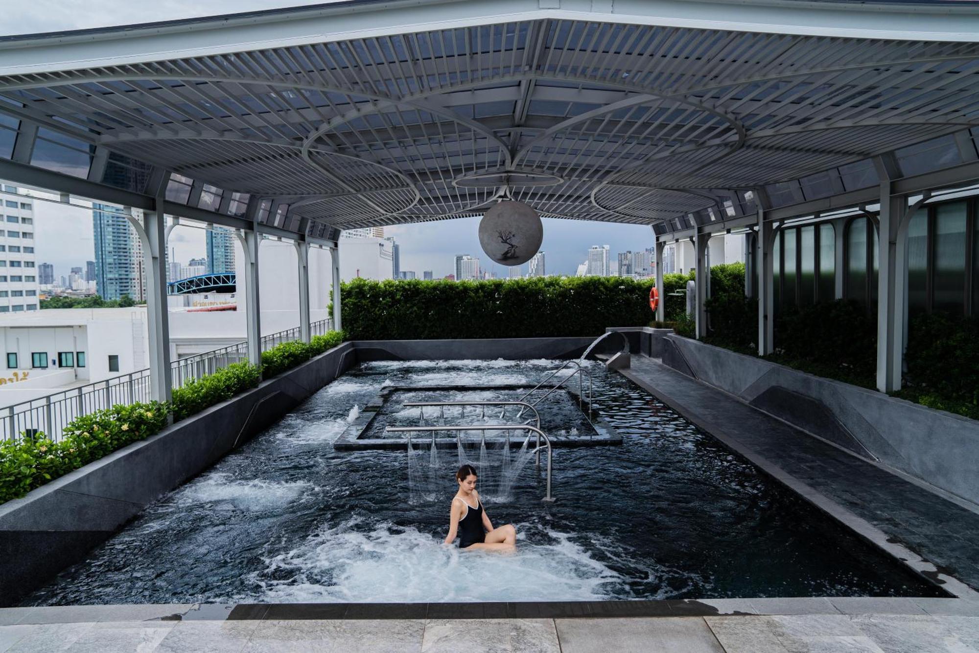 The Salil Hotel Riverside بانكوك المظهر الخارجي الصورة The rooftop pool at The Standard, Bangkok Sukhumvit