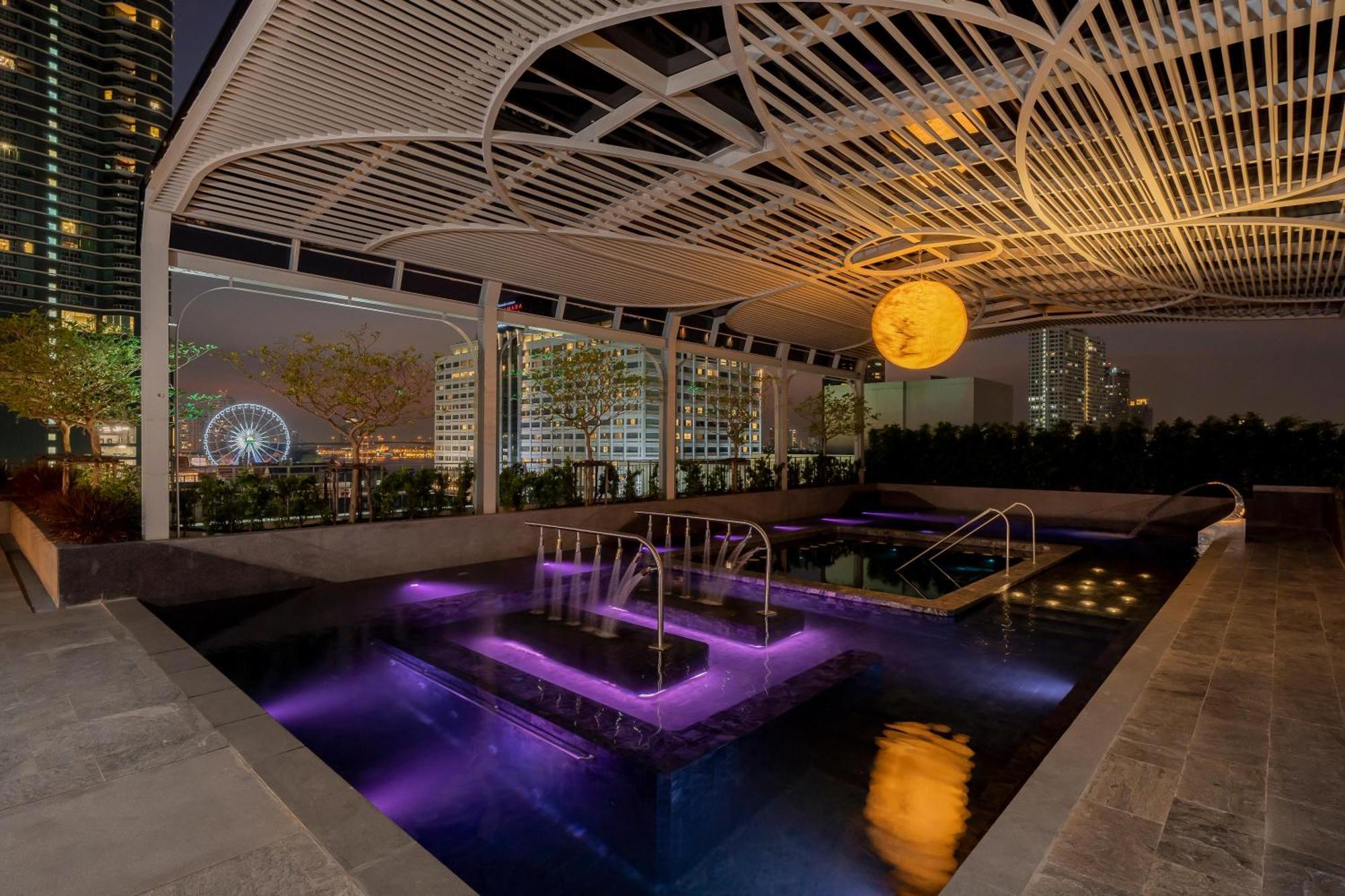 The Salil Hotel Riverside بانكوك المظهر الخارجي الصورة The rooftop pool at the hotel