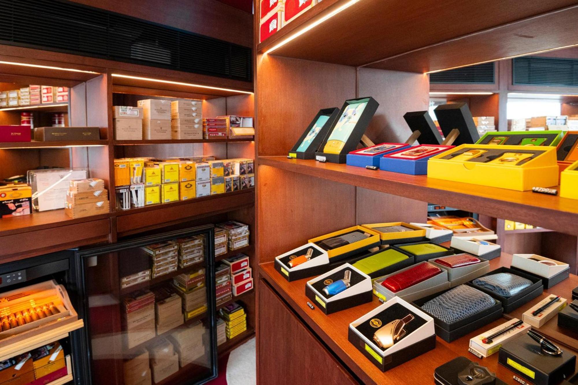 The Salil Hotel Riverside بانكوك المظهر الخارجي الصورة Mobile phones on display in a shop