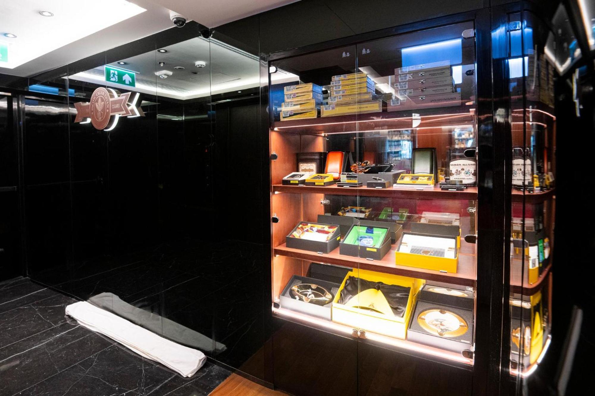 The Salil Hotel Riverside بانكوك المظهر الخارجي الصورة The display case at the entrance of the museum