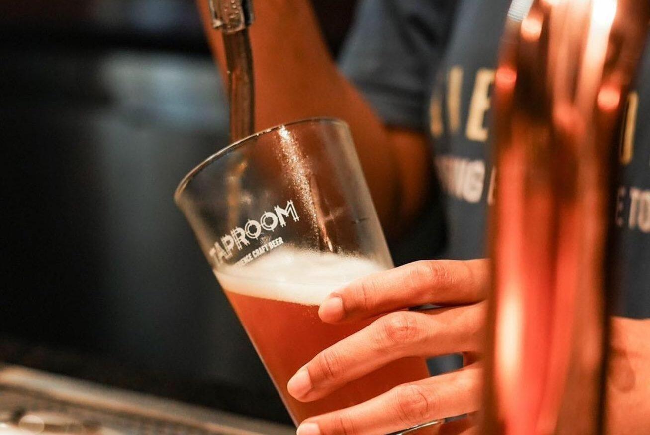 The Salil Hotel Riverside بانكوك المظهر الخارجي الصورة Beer being poured