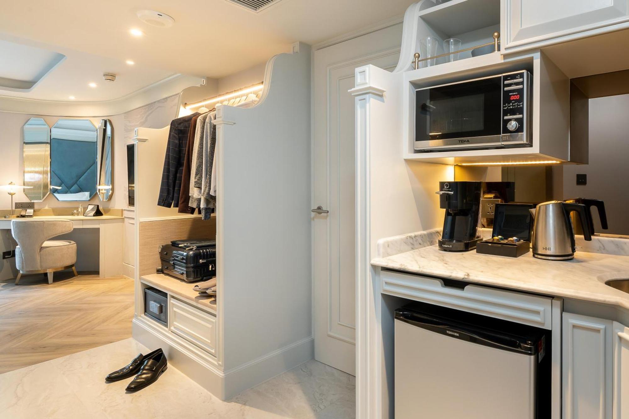 The Salil Hotel Riverside بانكوك المظهر الخارجي الصورة A suite at the Mandarin Oriental, Hong Kong